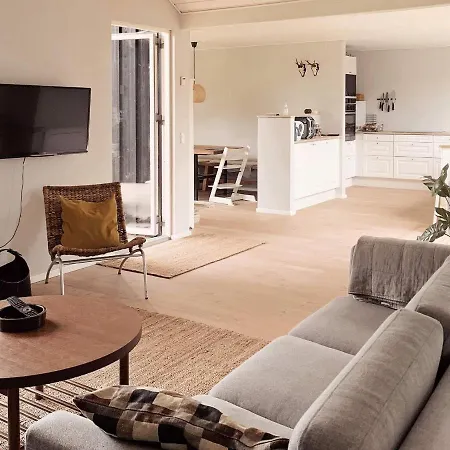 Three-bedroom Holiday In 83 בלבאנד